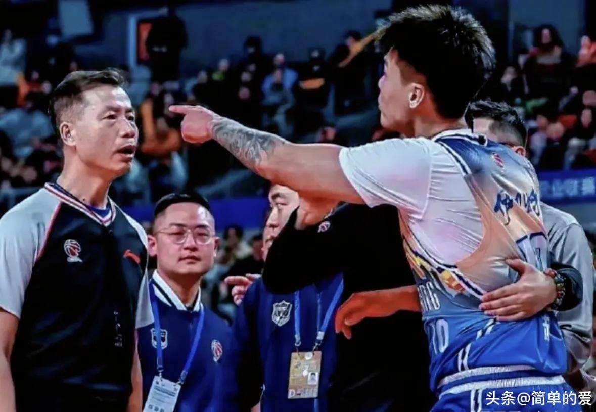 开云体育app-篮球赛事受裁判严格执法，球队抱怨连连