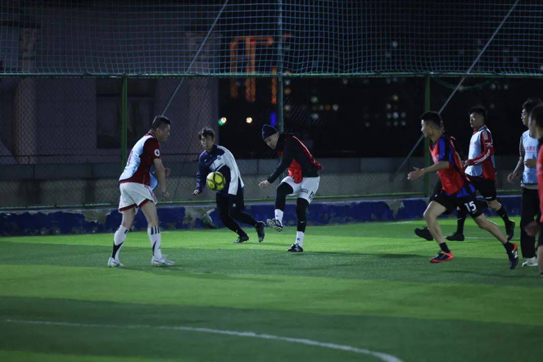 关于精彩纷呈的赛事，足球比赛激情上演的信息