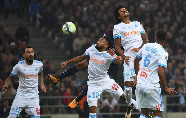 关于激烈角逐：足球比赛中的精彩一刻的信息