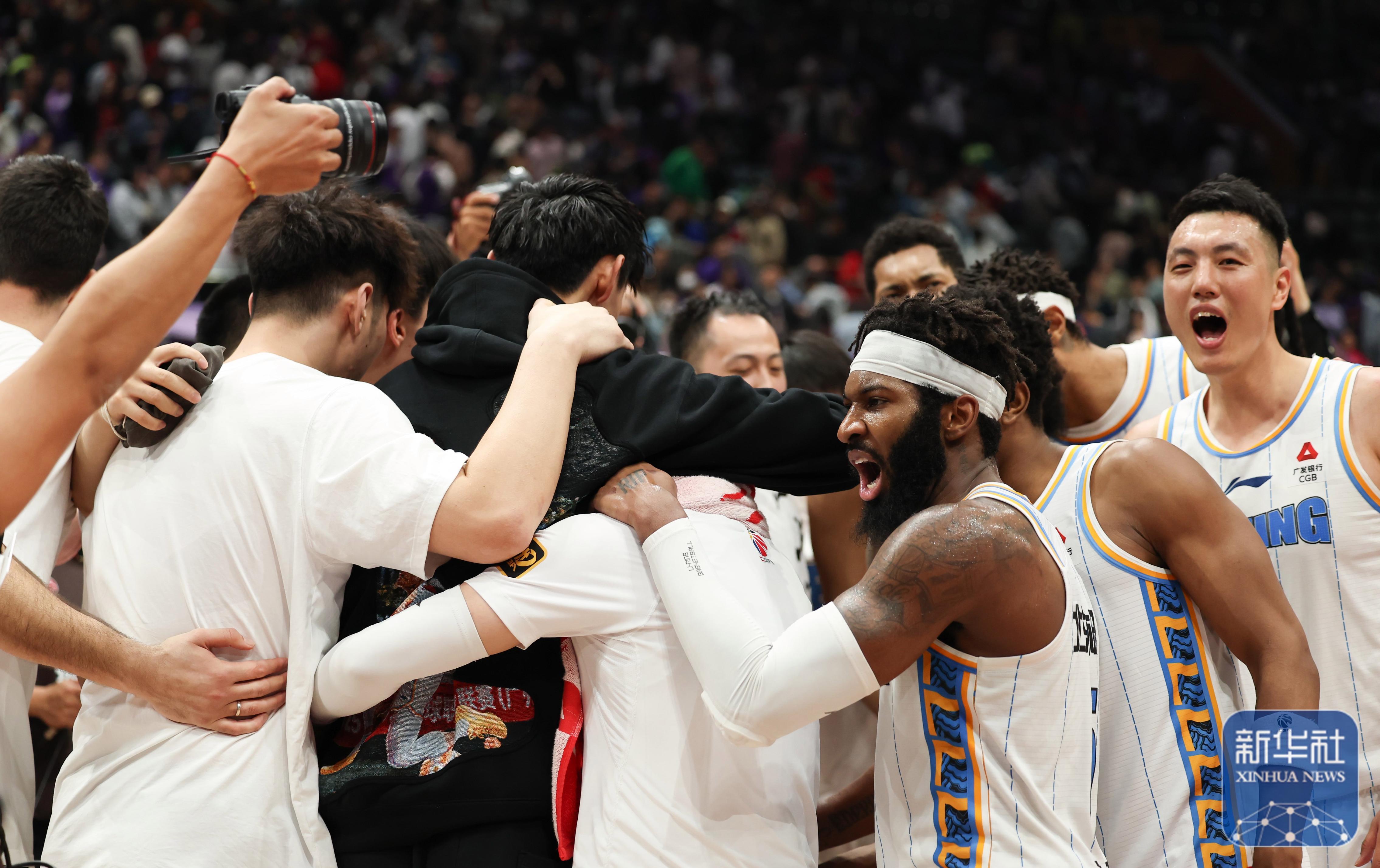 开云APP-关于国际体育舞台瞩目篮球盛事，双方激战的信息