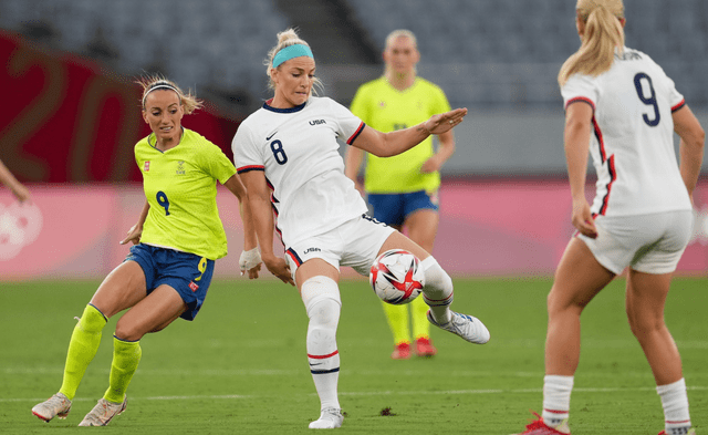 足球世界杯预选赛中，女子队伍取得胜利