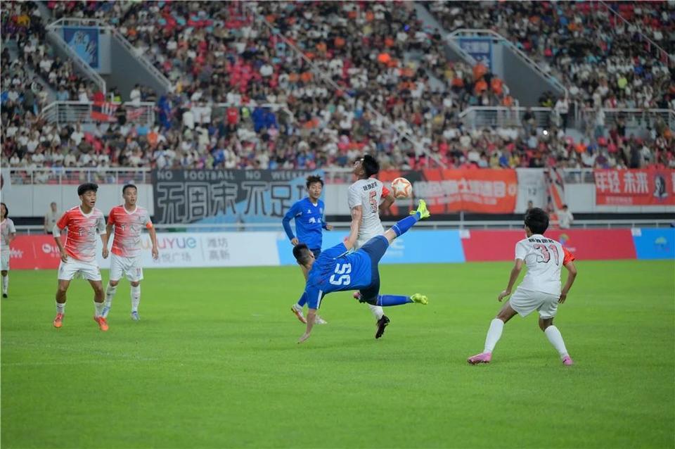 关于顶级足球赛事燃情上演催人奋进的信息