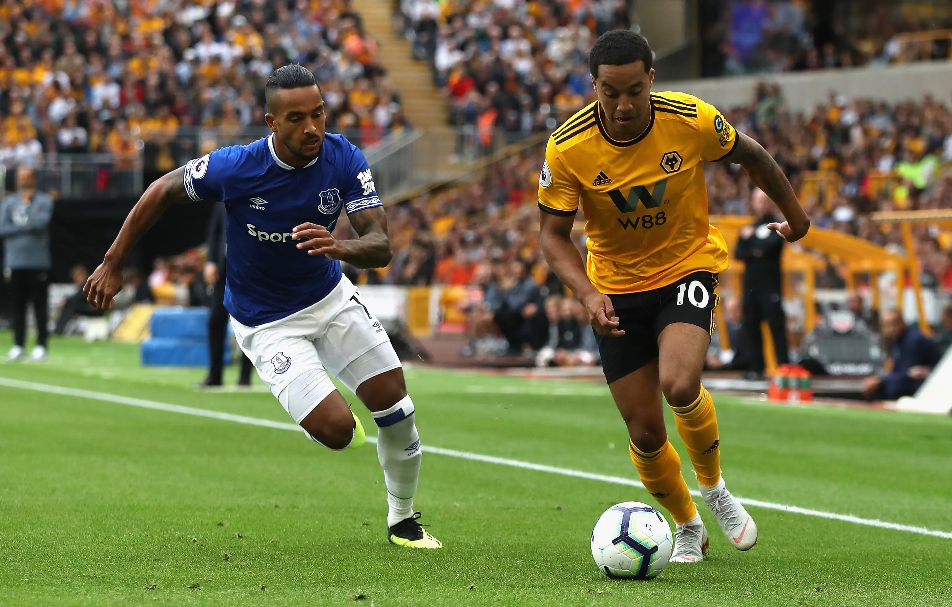 包含巨人对决：两位超巨大战场上激情碰撞的词条