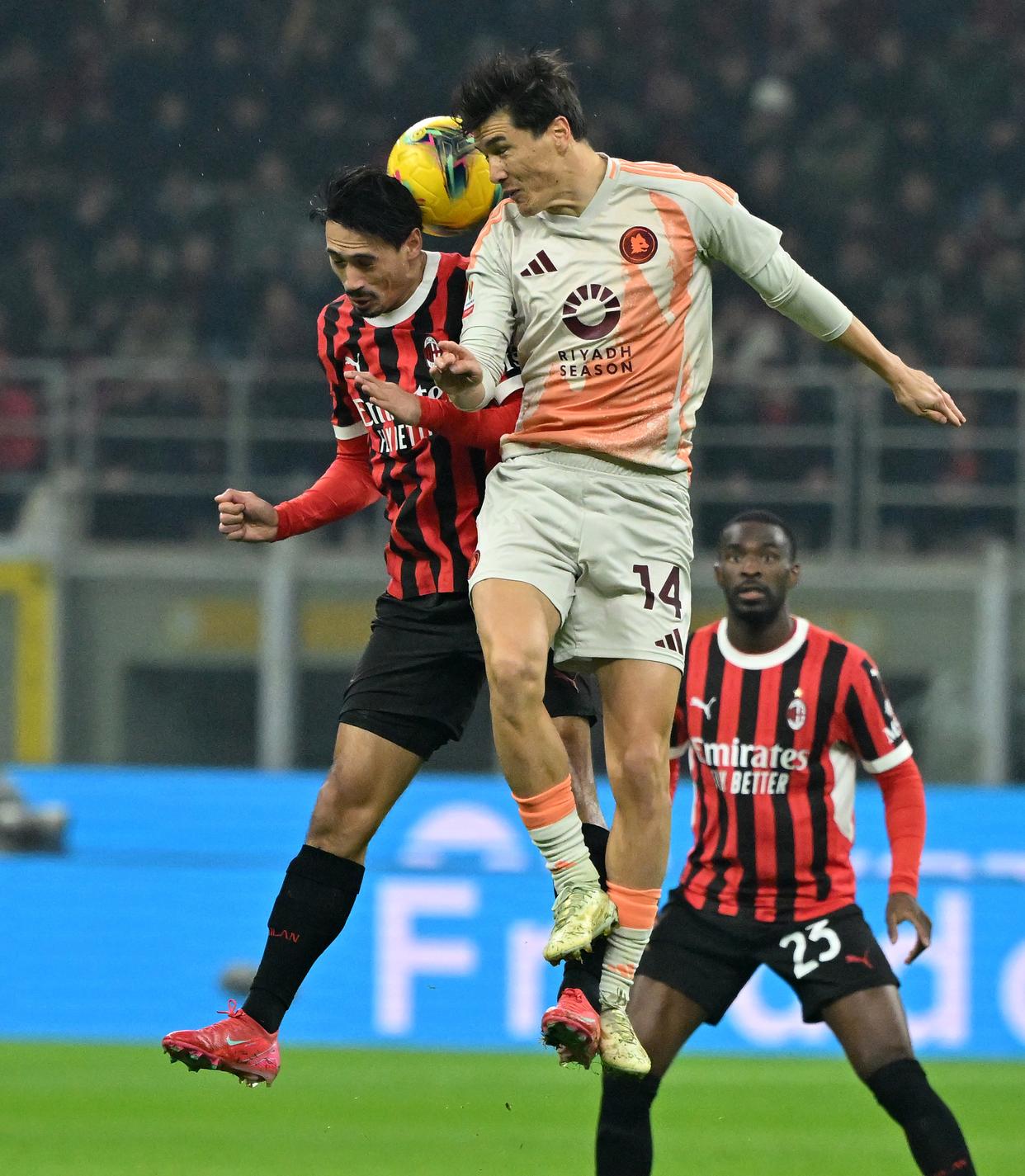 意大利队在场上奋力拼搏，最终以不屈不挠的意志取得了一场令人振奋的胜利