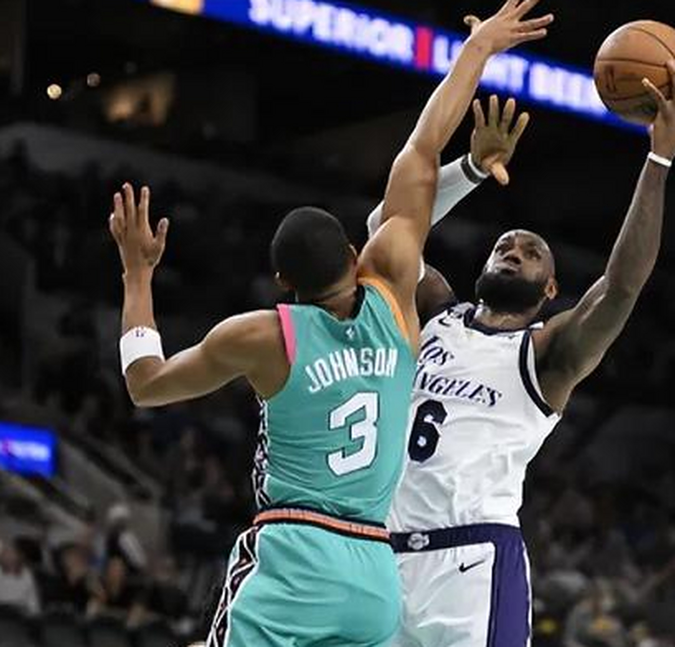 开云APP-雄鹿逆转爵士欢乐斗鱼认怂，快船季后八强首胜的简单介绍