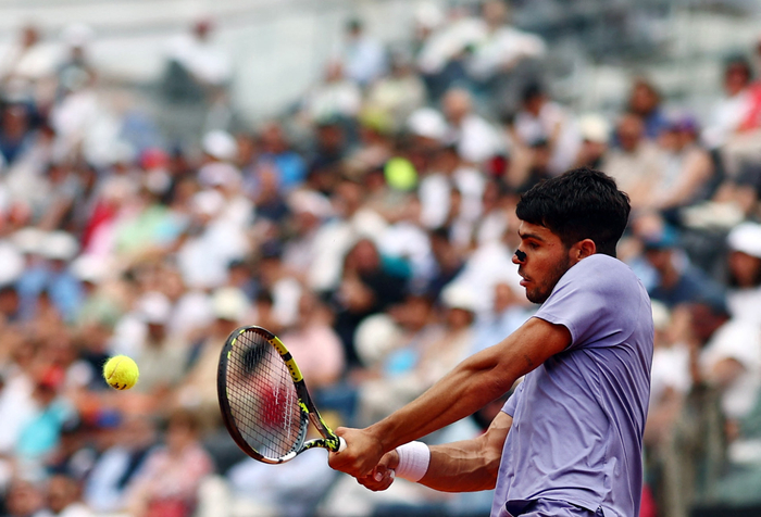 包含西班牙网球队鏖战日本网球队，阿尔卡拉斯绝境逆转的词条